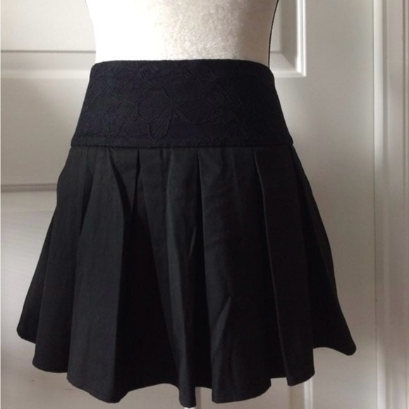 Bebe pleated double lined mini skirt w lace detail - Picture 1 of 5